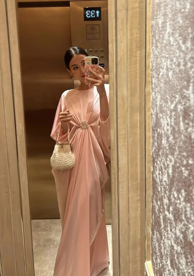 Nhiều khách mời đã "lên đồ" dự tiệc cưới của Linh Rin. Hoa hậu Phương Khánh là sao chăm cập nhật hình ảnh tiệc cưới Linh Rin nhất. Cô chuẩn bị hai bộ trang phục màu hồng ấn tượng để dự cưới. Trước đó, cô đăng ảnh có mặt tại sân bay cùng hội ban lên đường sang Philippines để mừng cưới người bạn.