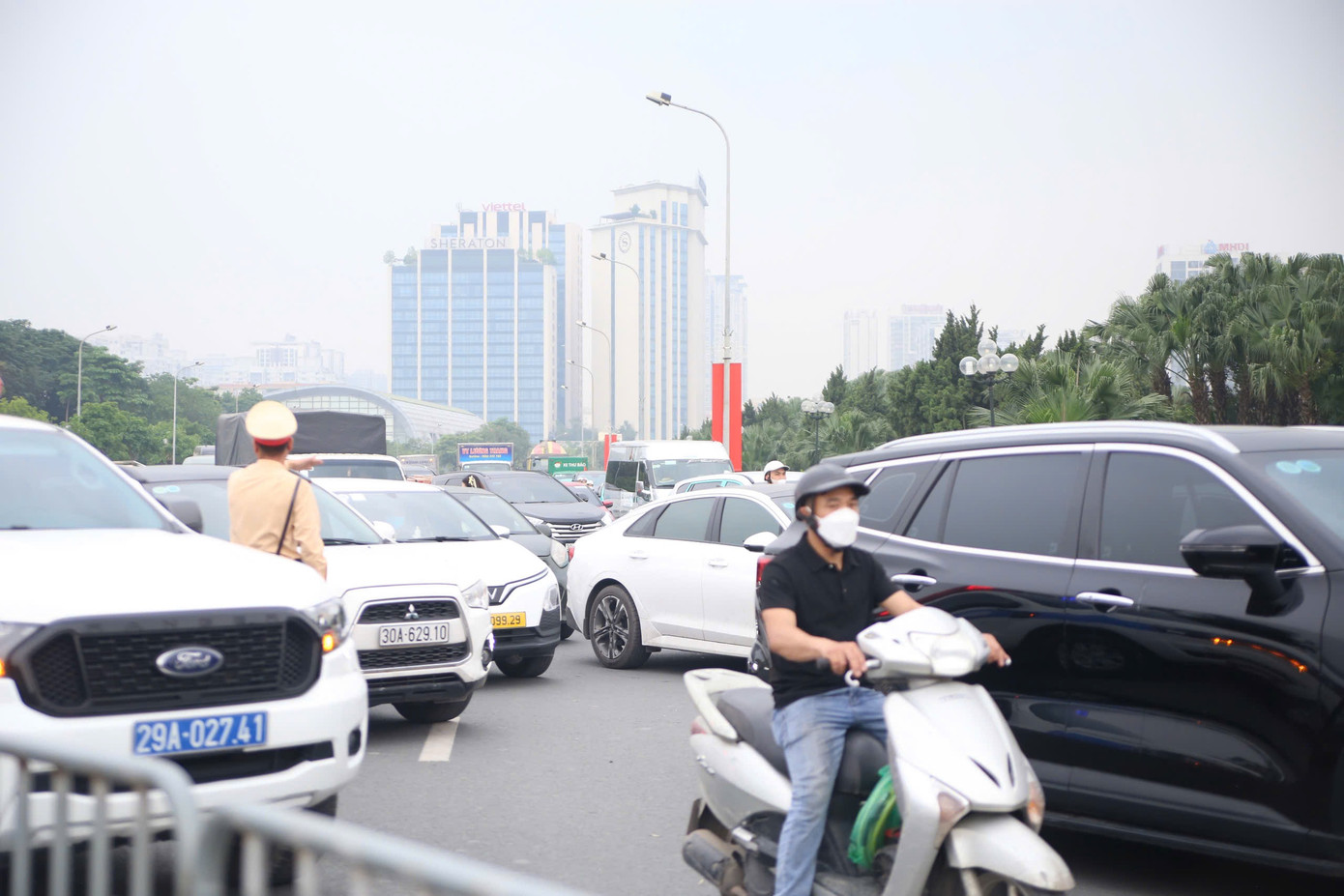 Phương tiện lưu thông trên tuyến đường Lê Quang Đạo chủ yếu dừng lại trước cổng chính sân Mỹ Đình. Lượng xe đổ về sân vận động xem concert khiến giao thông ùn ứ, nhưng không quá nghiêm trọng.