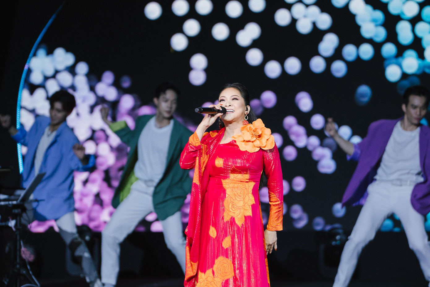 Live show “The Best of Như Quỳnh" diễn ra tại Nhà hát Hòa Bình, TP.HCM tối 12/11. Đây là lần đầu nữ ca sĩ tổ chức live show tại Việt Nam. Cô khẳng định sức hút khi khán phòng chật ních người.