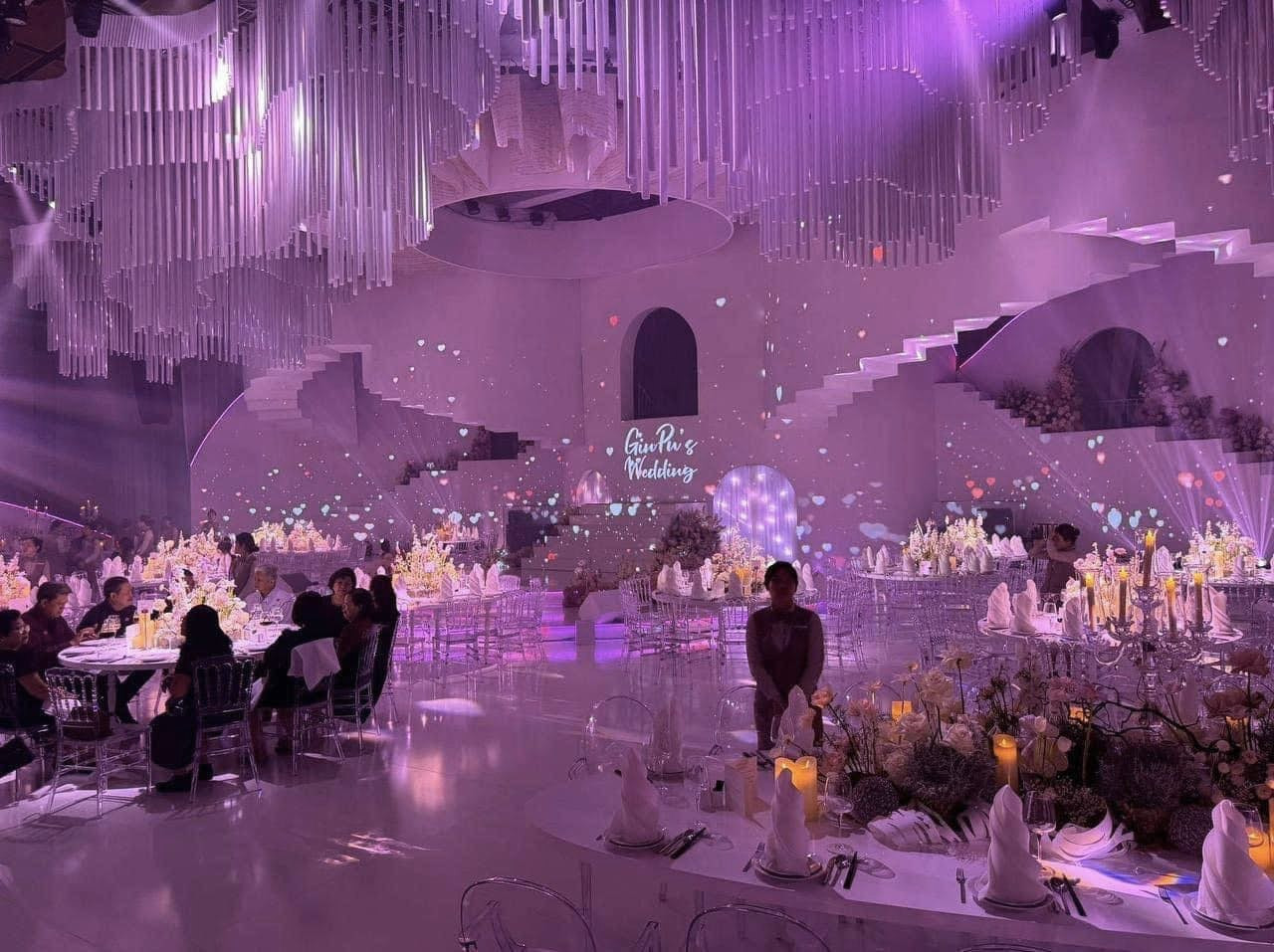 Không gian tiệc cưới lấy màu trắng làm chủ đạo. Cặp diễn viên cho bố trí hoa dọc lối đi và cả trên bàn tiệc.