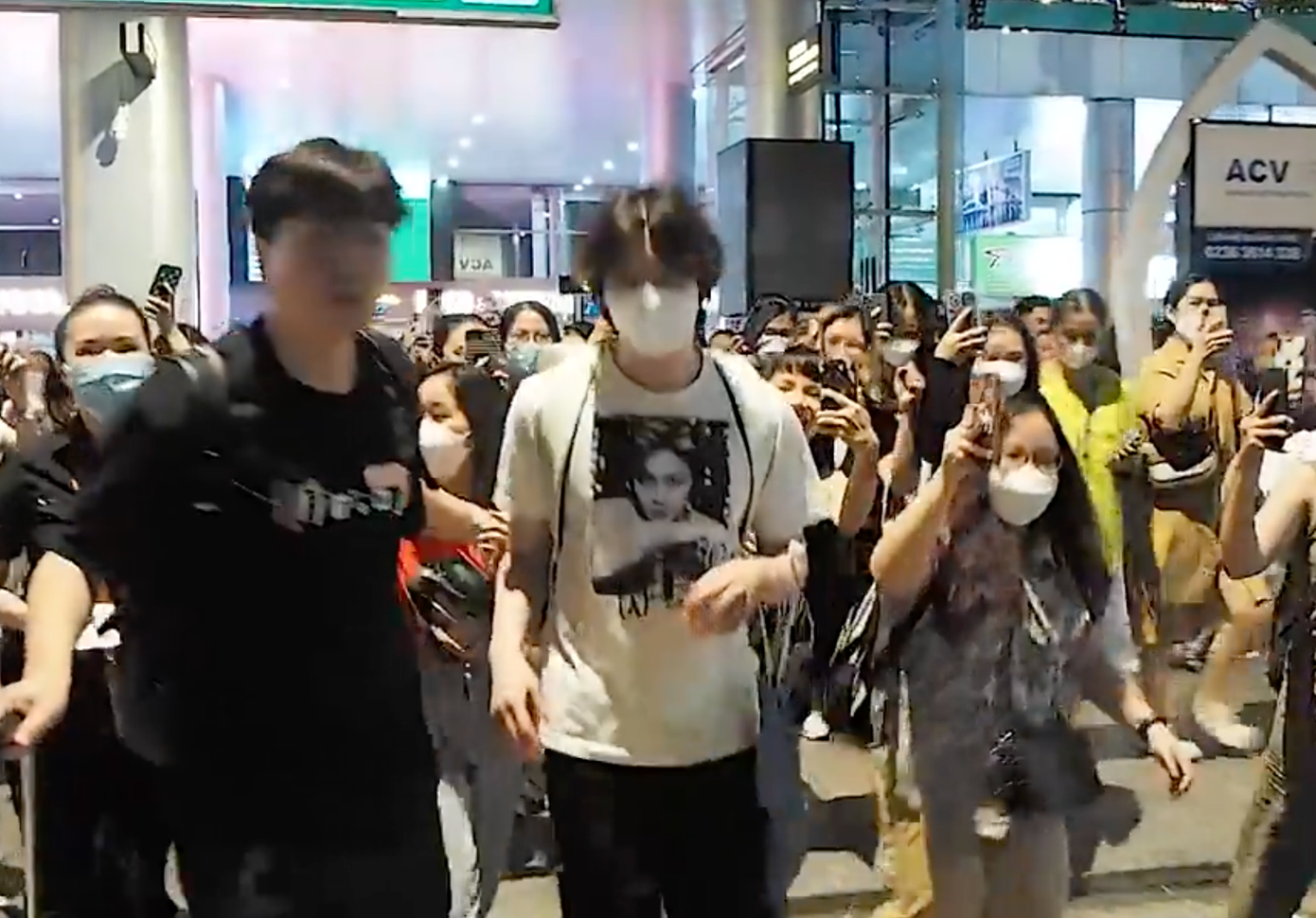Heechul được fan vây kín khi đến Đà Nẵng. Trong clip được người hâm mộ ghi lại, thành viên nhóm Super Junior xin phép không ký tên vì có nhiều người.