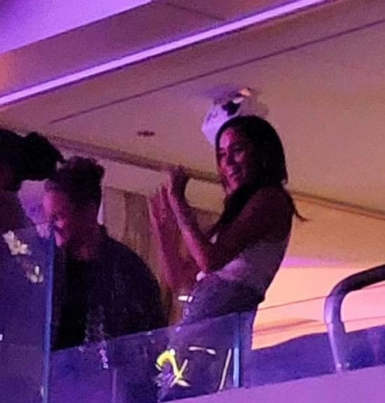 Harry tỏ ra chán nản khi đi xem nhạc cùng vợ.