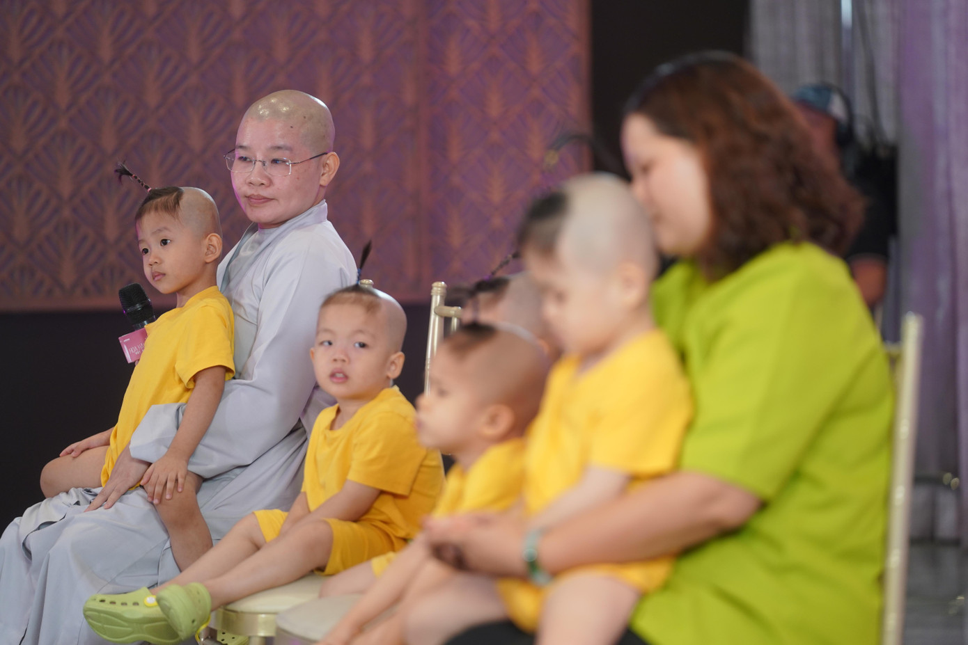 Buổi ghi hình Người đẹp nhân ái có sự xuất hiện của các sư cô và chú tiểu đến từ Mái ấm Chúc Từ. Sư cô Chúc Từ đến buổi ghi hình theo lời mời của thí sinh Ngọc Hằng và Thanh Thủy. Hai thí sinh Hoa hậu Việt Nam kêu gọi từ thiện, giúp đỡ cho những đứa bé, bà mẹ không may mắn.