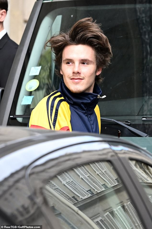 So với anh trai Brooklyn và Romeo, Cruz Beckham chọn phong cách bụi bặm, trưởng thành so với độ tuổi 19. So với anh trai Brooklyn và Romeo, Cruz Beckham chọn phong cách bụi bặm, trưởng thành so với độ tuổi 19.