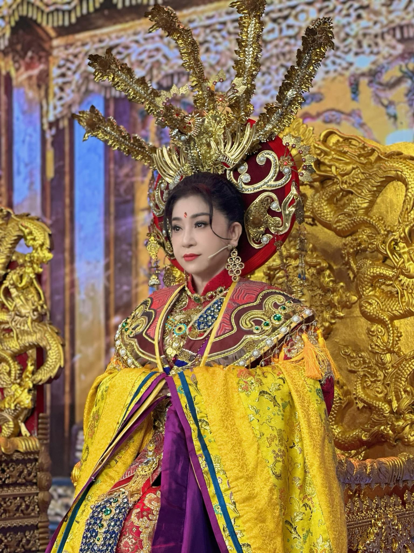 Tạo hình của Thoại Mỹ và dàn nghệ sĩ ở chương trình mừng năm mới Ất Tỵ. Tạo hình của Thoại Mỹ và dàn nghệ sĩ ở chương trình mừng năm mới Ất Tỵ.