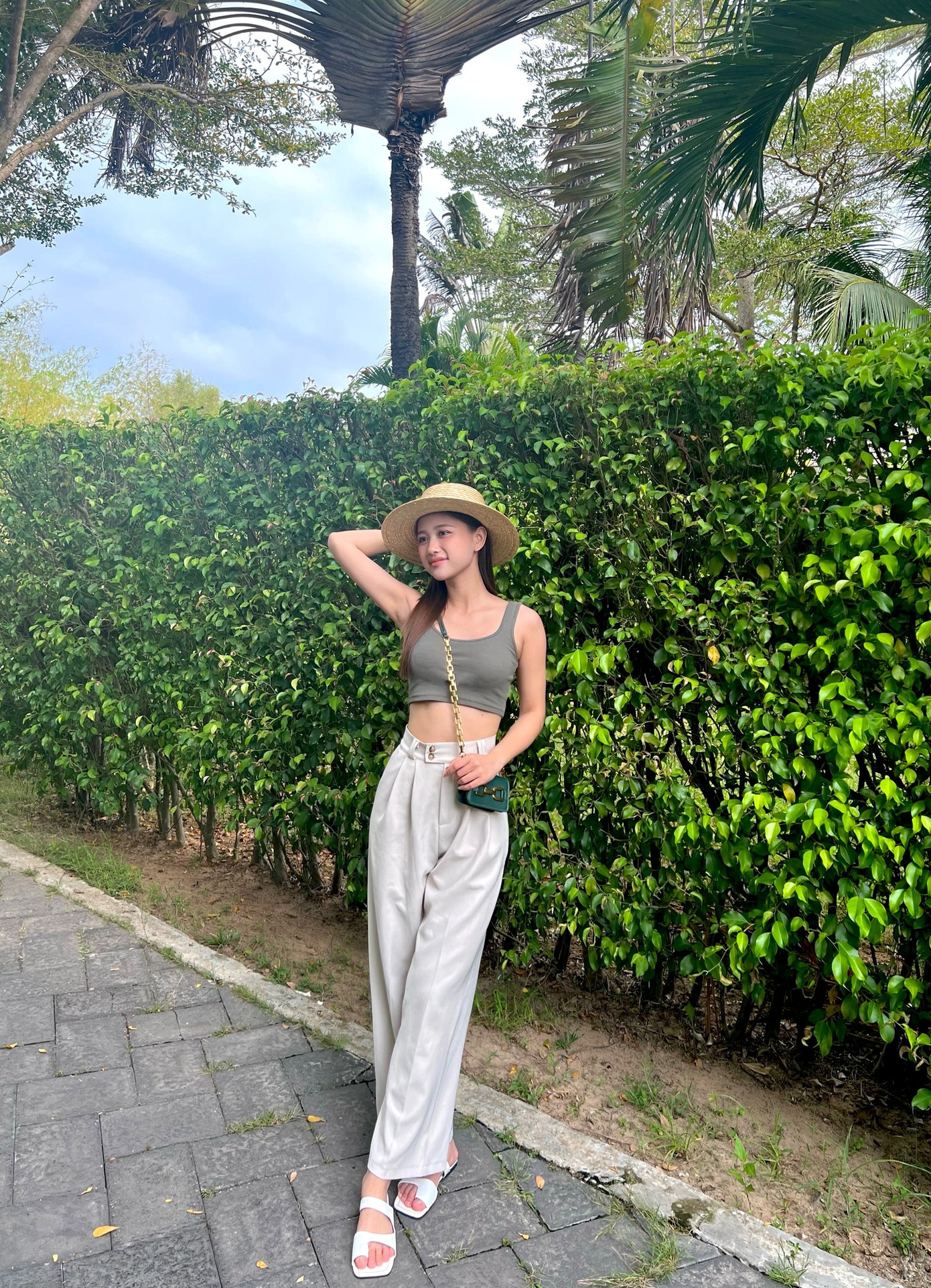 Trước khi xác nhận yêu Minh Vương, Hoa khôi Thanh lịch 2022 kín tiếng về chuyện tình cảm. Trên trang cá nhân, cô chủ yếu đăng ảnh công việc, khoảnh khắc đời thường.