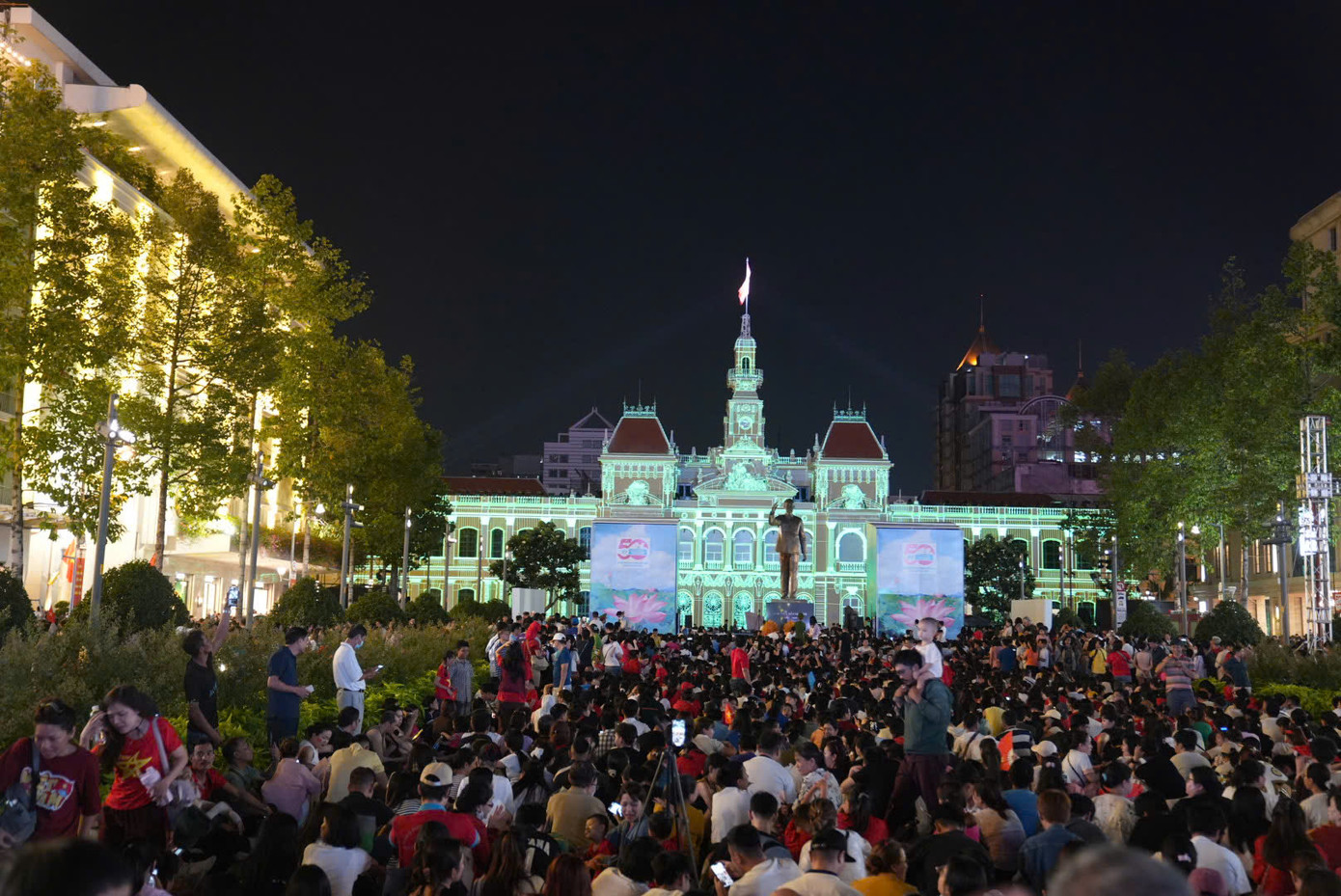 Người dân ngồi kín mặt đường, xếp thành từng hàng dài ngay ngắn. Giao thông quanh khu vực được phong tỏa, tạo điều kiện cho người dân theo dõi trình diễn ánh sáng trực tiếp từ mặt tiền tòa nhà. Người dân phủ kín khu vực quảng trường, hướng ánh nhìn về UBND TPHCM - trình chiếu nội dung lịch sử bằng công nghệ 3D mapping tạo cảnh tượng chưa từng có.