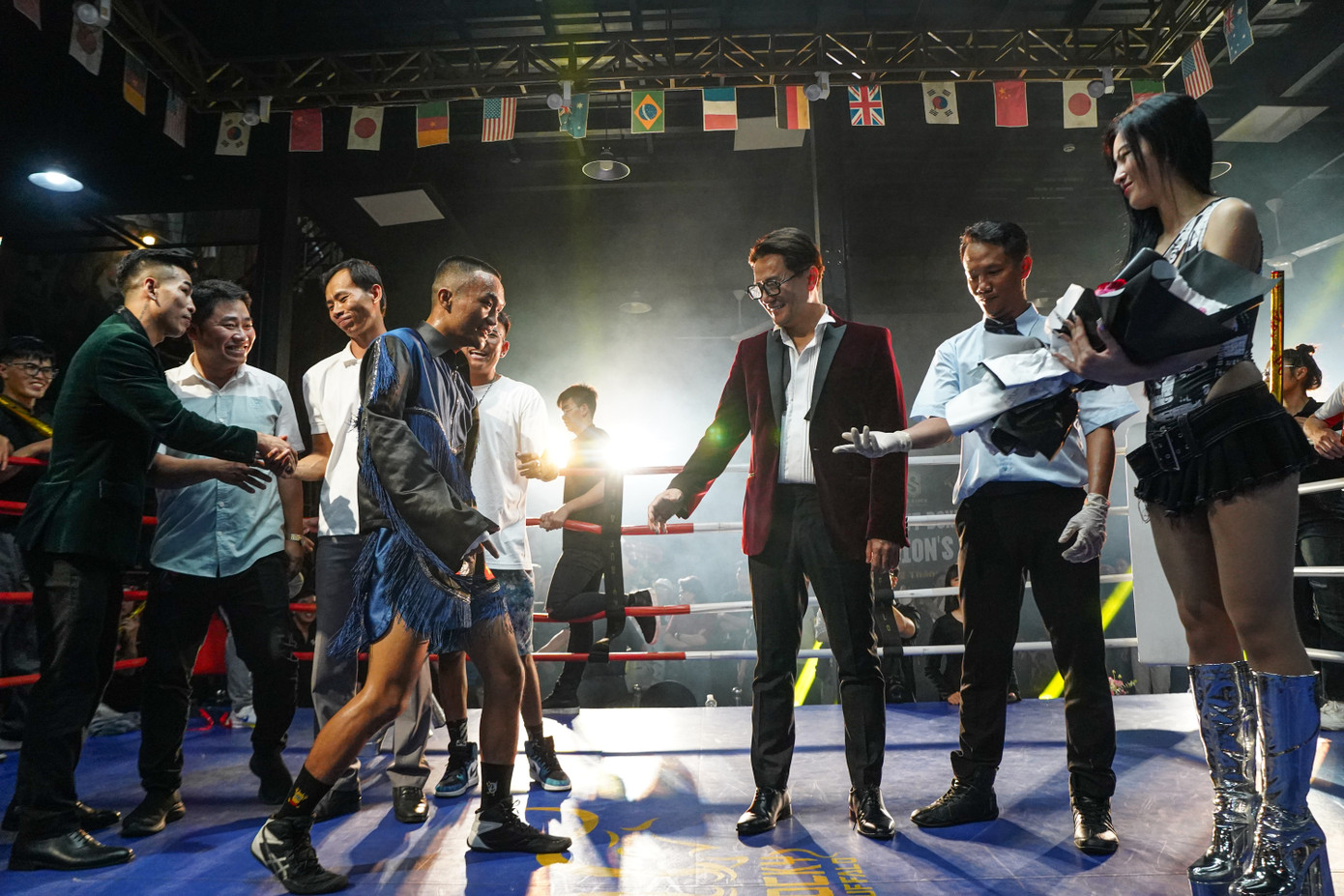 Diễn viên Trương Minh Cường (vest đỏ) giao lưu cùng võ sĩ.