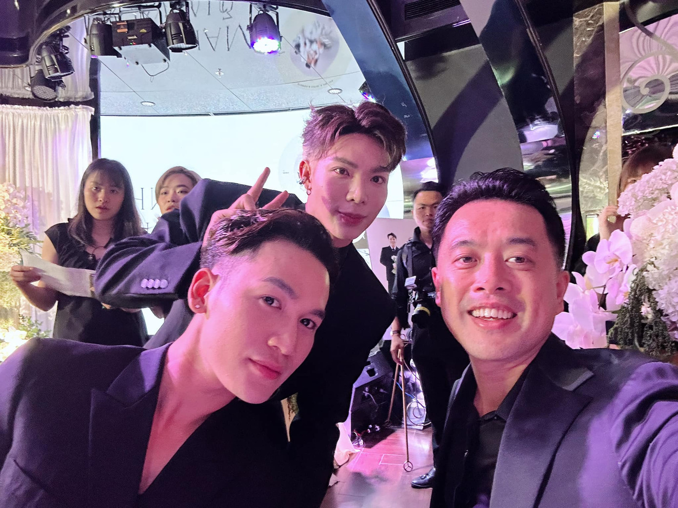 Khách mời chủ yếu là những gương mặt quen thuộc, từng hợp tác, làm việc cùng Jaykii. Trong ảnh là quán quân The Voice Vietnam Ali Hoàng Dương và Dương Khắc Linh, đứng phía sau là nam ca sĩ Erik. Khách mời tuân thủ quy định mặc đồ đen khi dự đám cưới của giọng ca Đừng như thói quen.