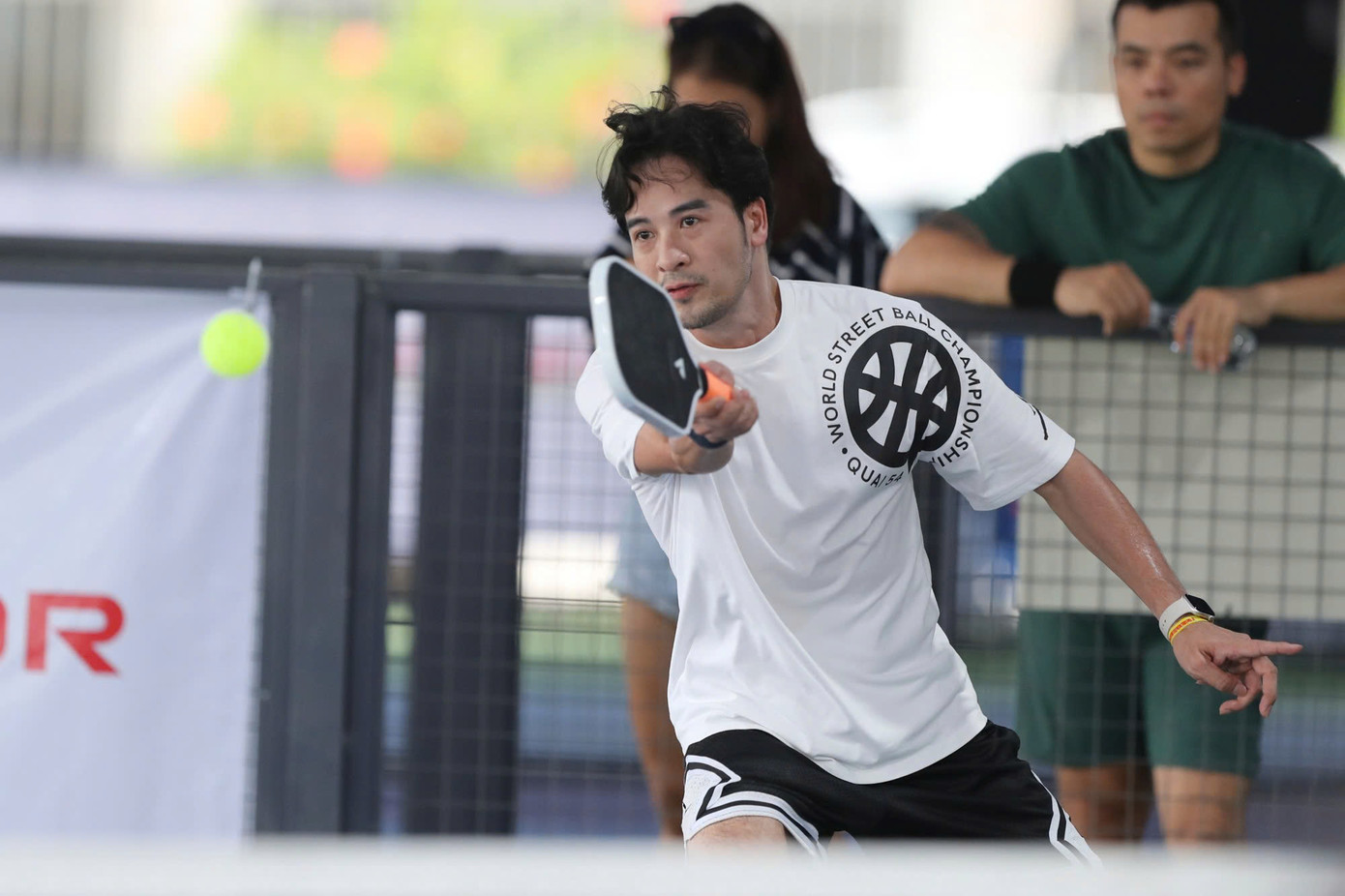 Sáng 5/7, vận động viên bước vào ngày thứ hai của Giải Vô địch Pickleball Việt Nam - Cúp Hyundai Thành Công 2025. Hôm nay, giải diễn ra các nội dung đơn nam phong trào (trên 35 tuổi), đơn nữ phong trào (trên 35 tuổi), đôi nam phong trào (14-34 và trên 35 tuổi), đôi nữ phong trào (trên 35 tuổi) và phong trào đôi nam nữ (trên 35 tuổi). Trong ảnh là tay vợt - diễn viên Đoàn Minh Tài.