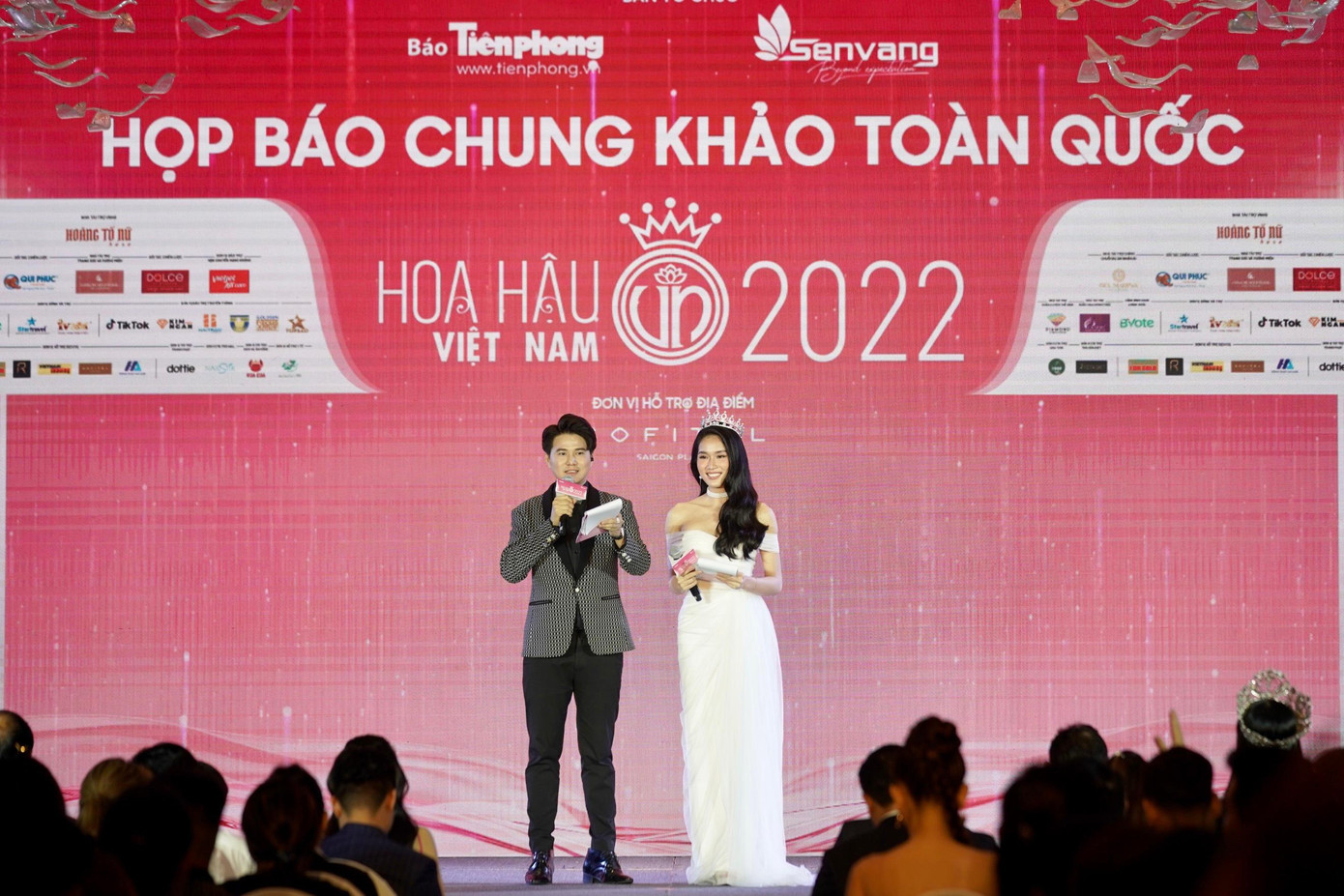 MC Mạnh Cường và Á hậu Phương Anh đảm nhận vai trò MC tại họp báo chung khảo Hoa hậu Việt Nam 2022. Á hậu Việt Nam 2022 đội tiara, diện trang phục gợi cảm trên sân khấu buổi họp báo.