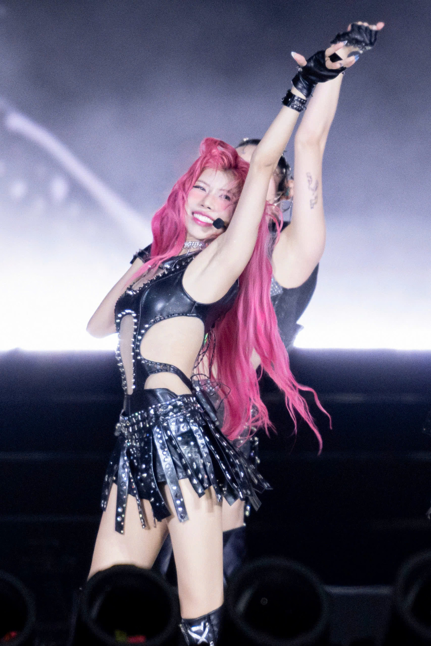 Trang Pháp thở oxy sau màn múa cột. Trang Pháp thở oxy sau màn múa cột.