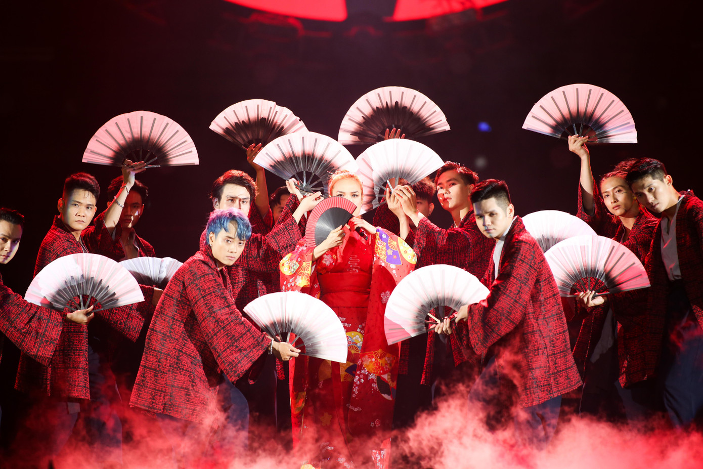 Live show Tri âm của Mỹ Tâm diễn ra tối 5/11 tại Sân vận động Mỹ Đình, Hà Nội với sự tham gia của gần 30.000 khán giả. Ngoài khán giả thủ đô, nhiều người hâm mộ từ các tỉnh thành khác không ngại chi tiền để xem thần tượng biểu diễn. Đến hiện tại, Tri âm là live show cá nhân của ca sĩ Việt có lượng khán giả đông nhất, quy mô lớn tại sân vận động lớn của Việt Nam.