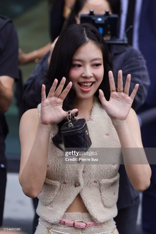 Ngày 3/10, Jennie xuất hiện tại Paris Fashion Week để dự show của Chanel với vai trò đại sứ toàn cầu. Cô sang Pháp từ ngày 30/9 để nghỉ ngơi, tranh thủ thời gian xem em út BlackPink diễn thoát y tại hộp đêm.