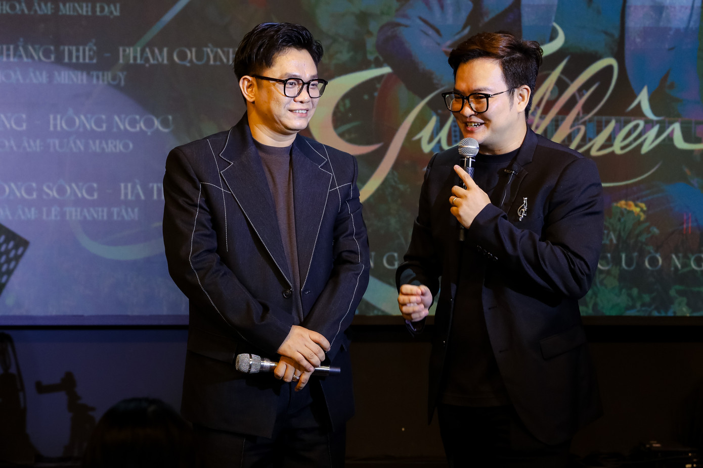 Nhạc sĩ Nguyễn Minh Cường (phải) nói mời Hồ Ngọc Hà và Lệ Quyên vì giọng hát, không vì drama. Nhạc sĩ Nguyễn Minh Cường (phải) nói mời Hồ Ngọc Hà và Lệ Quyên vì giọng hát, không vì drama.