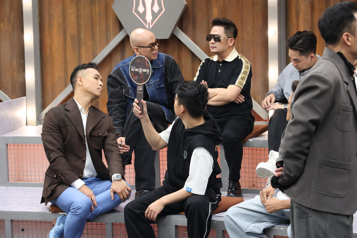 Neko Lê và Kay Trần từ chối Bằng Kiều để về với S.T Sơn Thạch. Neko Lê và Kay Trần từ chối Bằng Kiều để về với S.T Sơn Thạch.