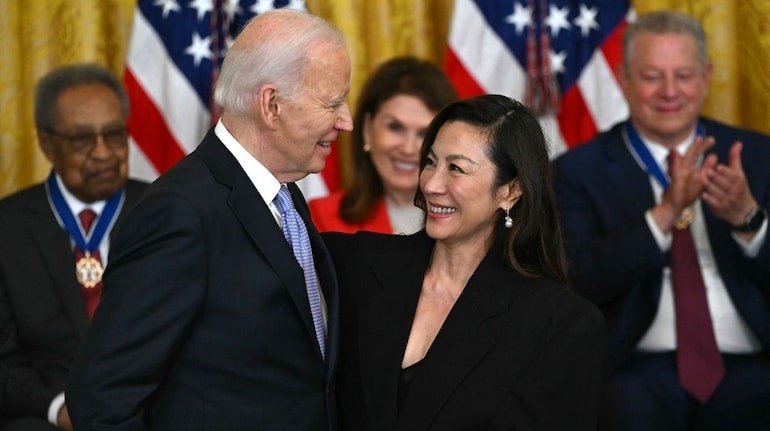 Khoảnh khắc trò chuyện giữa Dương Tử Quỳnh và Tổng thống Joe Biden trên bục vinh danh. Khoảnh khắc trò chuyện giữa Dương Tử Quỳnh và Tổng thống Joe Biden trên bục vinh danh.