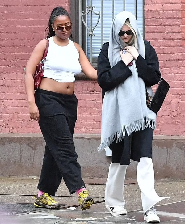 Sasha (croptop trắng) và Malia Obama (trùm áo khoác đen) tại New York, Mỹ.