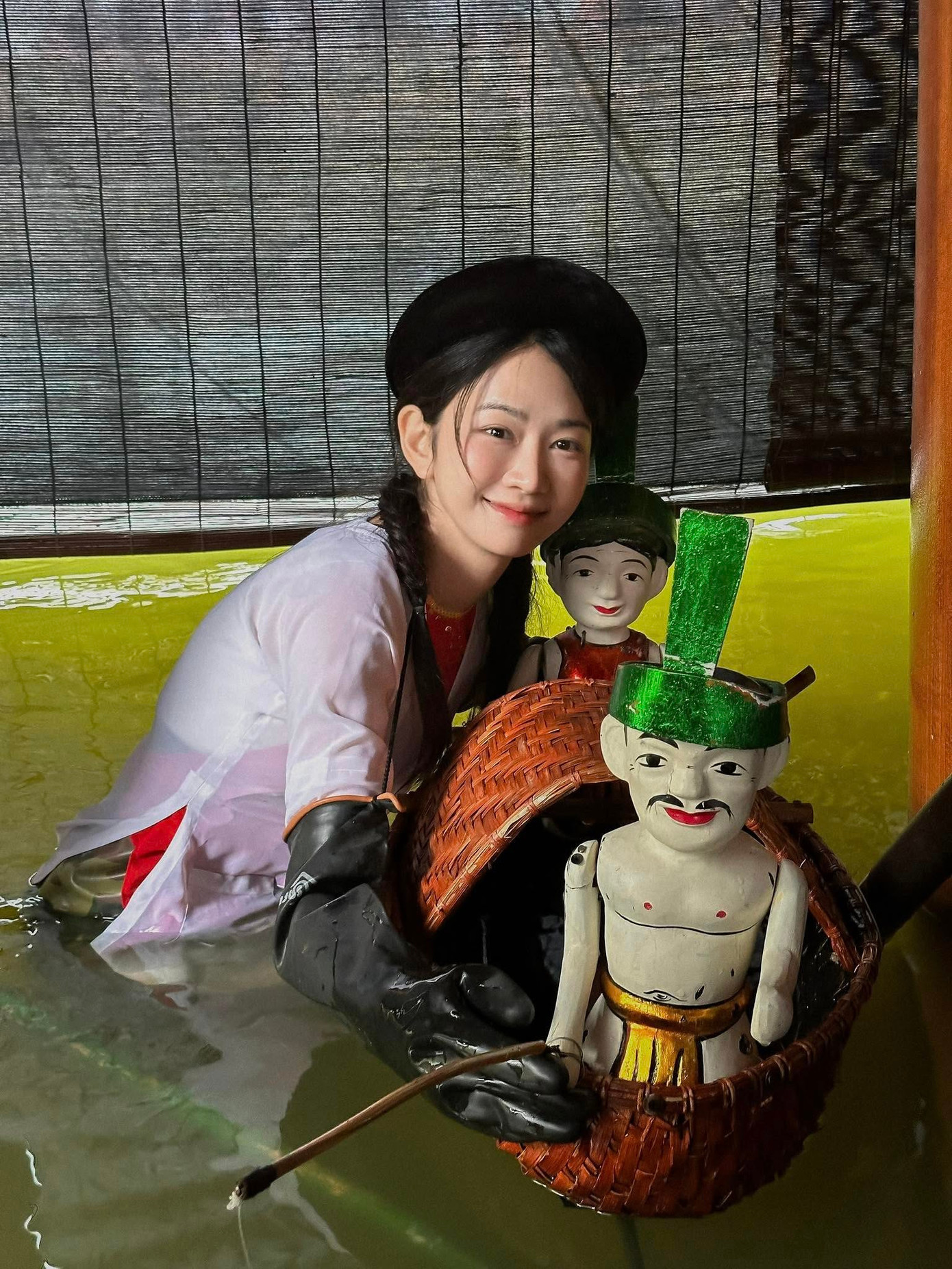 Diễn viên Lê Bống khoe loạt ảnh hậu trường múa rối nước tại Khu di tích lịch sử Đền Hùng. Cô đến biểu diễn với tư cách diễn viên của Đoàn nghệ thuật tỉnh Phú Thọ. "Giữa vùng đất linh thiêng Phú Thọ, có hồ nước bình dị mang tên Khuôn Muồi phát triển loại hình nghệ thuật vẫn hiện hữu và trường tồn theo năm tháng mang tên rối nước. Chỉ với vài sợi dây, vài thanh gỗ, nghệ sĩ đã thổi hồn vào từng con rối", Lê Bống ca ngợi bộ môn nghệ thuật truyền thống.