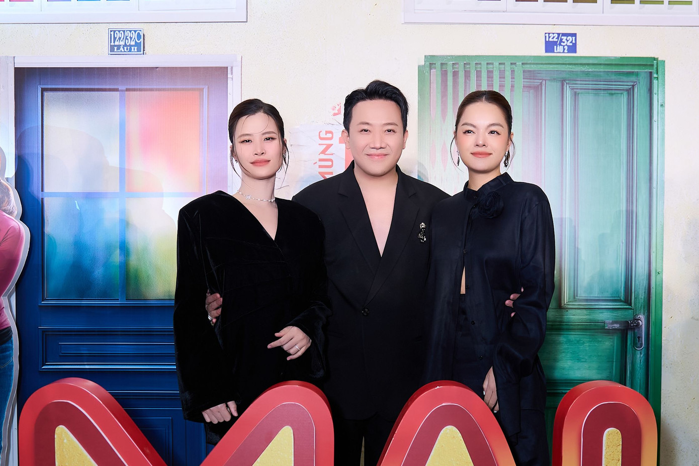 Ca sĩ Đông Nhi và Phạm Quỳnh Anh chọn phong cách thanh lịch khi đến xem Mai và ủng hộ Trấn Thành.