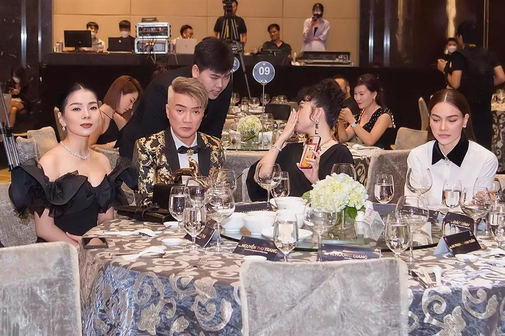 Lệ Quyên và Hồ Ngọc Hà không tương tác dù ngồi chung bàn tiệc. Lệ Quyên và Hồ Ngọc Hà không tương tác dù ngồi chung bàn tiệc.