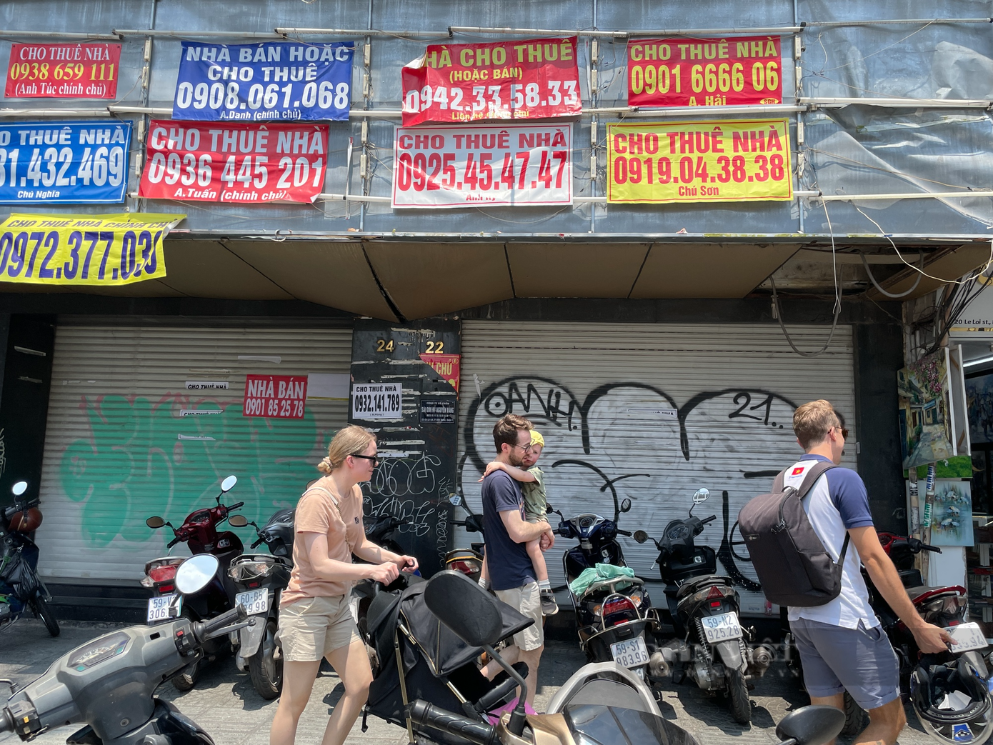 Các mặt bằng chi chít thông tin cho thuê. Nhiều cửa hàng đã đóng cửa im ỉm, rao cho thuê suốt 3-4 năm qua nhưng vẫn chưa tìm được chủ.