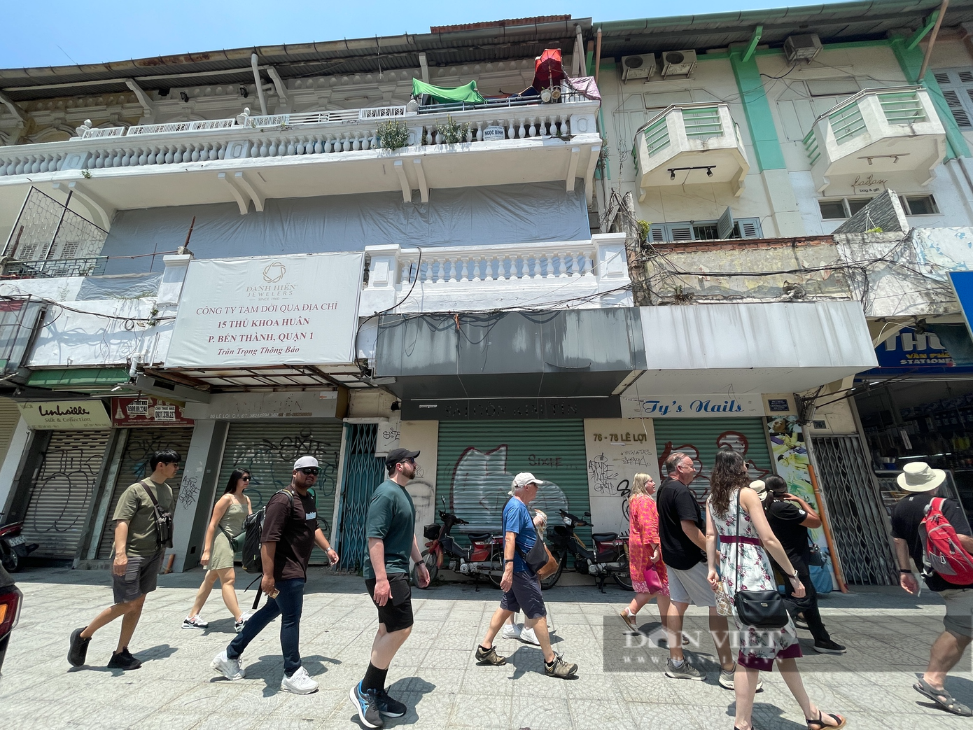 Một dãy mặt bằng gồm 6-7 căn liền kề đóng cửa. Các cửa hàng này trước đây chủ yếu kinh doanh đồ lưu niệm, quần áo để phục vụ chủ yếu du khách nước ngoài nhưng hiện nay đều cửa đóng then cài.