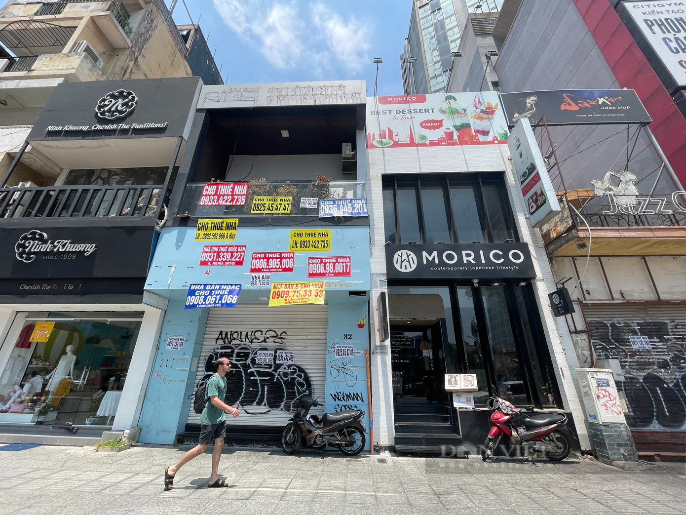 Đây cảnh đặc trưng trên đường Lê Lợi. Những dãy nhà liền kề đóng cửa im ỉm. Hoạt động du lịch phục hồi, khu vực trung tâm TP.HCM đã nhộn nhịp nhưng các mặt bằng cho thuê vẫn rất ảm đạm. Rào chắn thi công metro số 1 Bến Thành - Suối Tiên được tháo dỡ trước Tết, nhưng không khiến tình hình mặt bằng cho thuê trên con đường này khả quan hơn. Ngược lại, tuyến đường đắt đỏ bậc nhất TPHCM trở thành đường có tỷ lệ trả mặt bằng lớn nhất khu vực trung tâm.