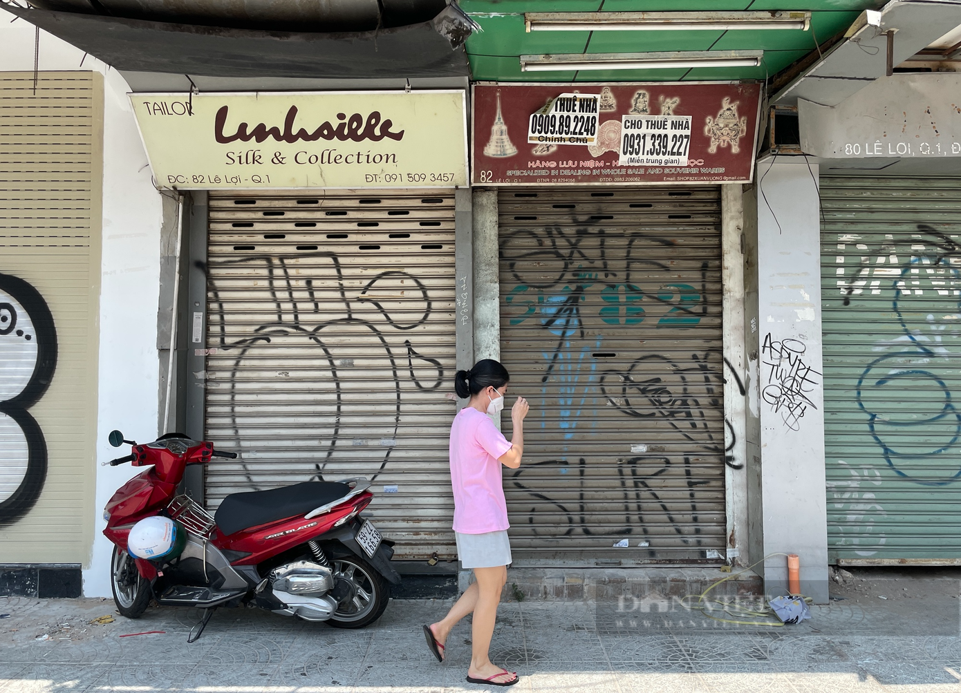 Hầu hết mặt bằng trên đường Lê Lợi là những căn chung cư cũ, nằm liền kề. Chị Thanh Thủy (người dân sống tại chung cư) cho biết mặt bằng khu vực này đã ế ẩm từ rất lâu do rào chắn thi công. Việc dở rào chắn khiến các mặt bằng lộ rõ hơn. Chị cũng tỏ ra khó hiểu không biết vì sao rào chắn tháo dỡ 3 tháng nay, tức cũng đã lâu như vậy nhưng vẫn không thấy có người tới thuê.