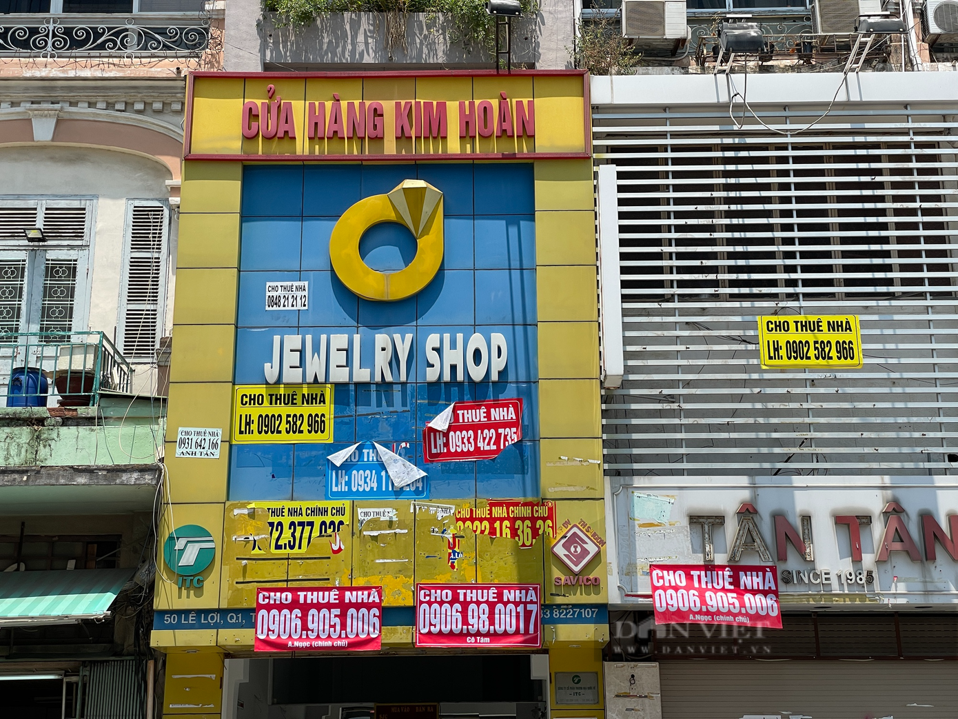 Không chỉ các doanh nghiệp nhỏ mà một số thương hiệu lớn cũng đã “bỏ của chạy lấy người” sau hai năm kinh doanh khó khăn vì Covid-19. Theo lý giải của các doanh nghiệp, trong bối cảnh khó khăn, họ buộc phải cắt giảm mặt bằng hoặc thay đổi vị trí kinh doanh để tối ưu hóa doanh thu, lợi nhuận.