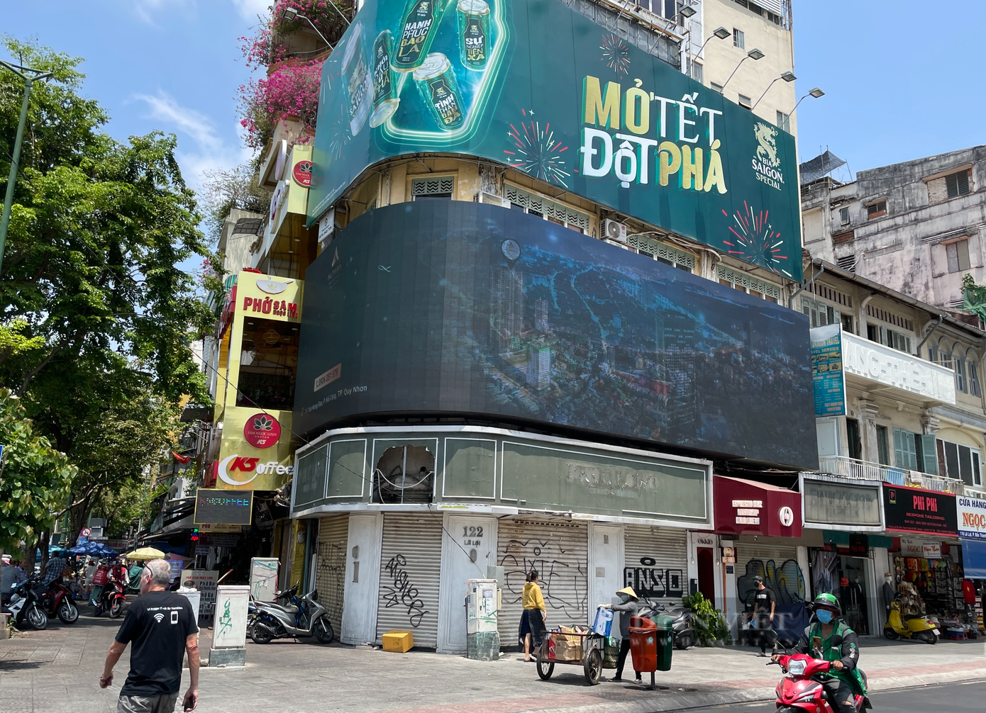 Một mặt bằng đắc địa có hai mặt tiền, nằm cạnh chợ Bến Thành, hướng ra vòng xoay Quách Thị Trang nhưng cũng không có khách thuê.