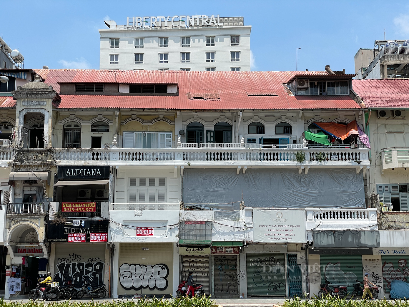 Điểm đáng chú ý là các mặt bằng này nằm đối diện trung tâm thương mại Saigon Centre và Takashimaya. Trong khi hai trung tâm thương mại rất nhộn nhịp thì bên kia đường, cảnh ảm đạm khiến nhiều người bất ngờ.