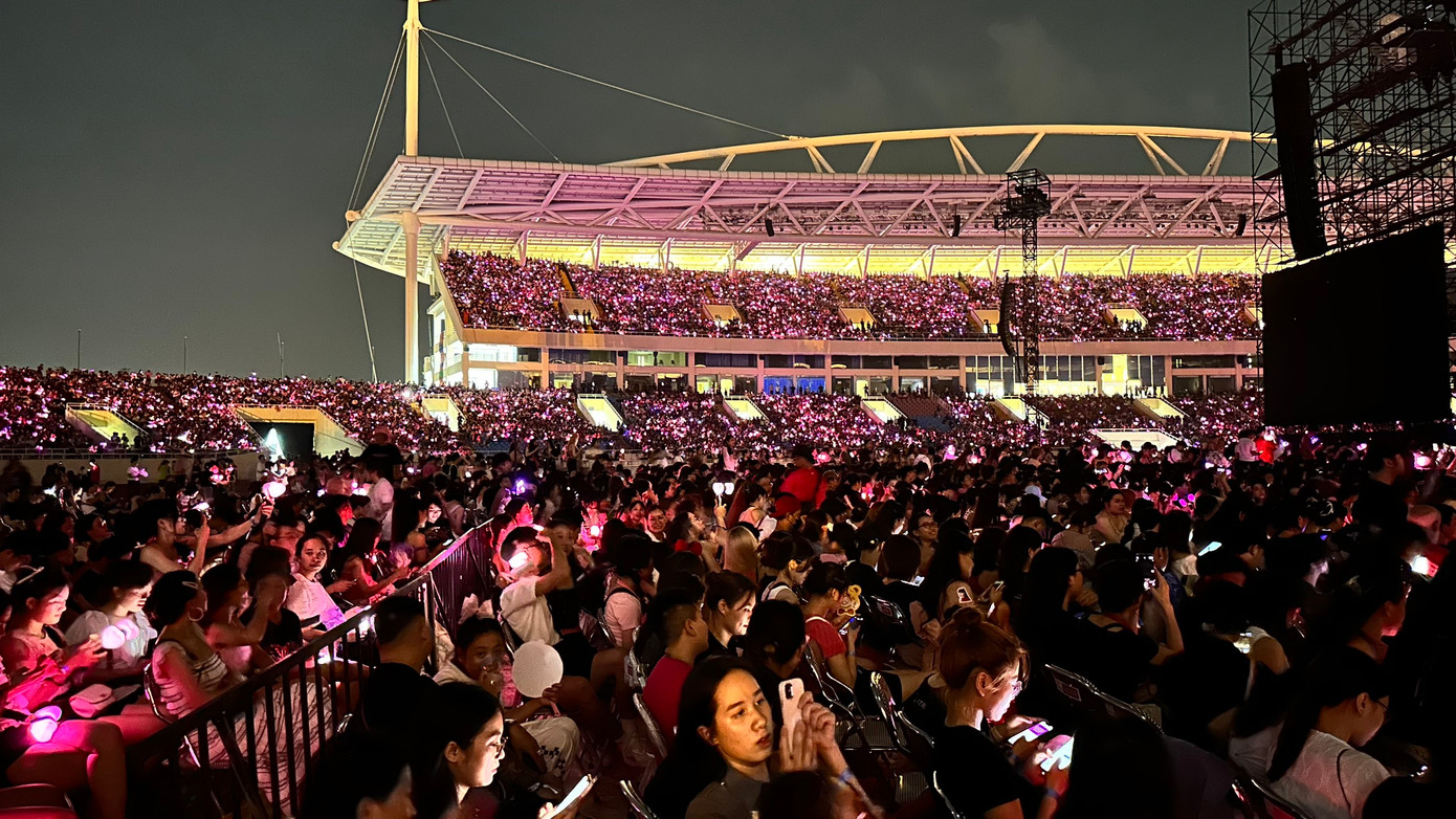 Khán đài ngập sắc hồng với màn biểu diễn nhiệt tình của bốn cô gái, nhất là màn cover See tình đang hot ở Hàn Quốc thời gian qua.