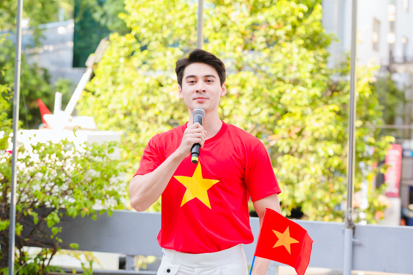 Tuấn Ngọc thể hiện ca khúc Giai điệu tự hào, khơi gợi niềm tự hào dân tộc trong lễ chào cờ thuộc hành trình &quot;Tôi yêu Tổ quốc tôi&quot; - nơi tiếp lửa truyền thống, hun đúc lòng yêu nước, khát vọng cống hiến và bản lĩnh hội nhập toàn cầu của thanh niên thành phố thời đại mới.