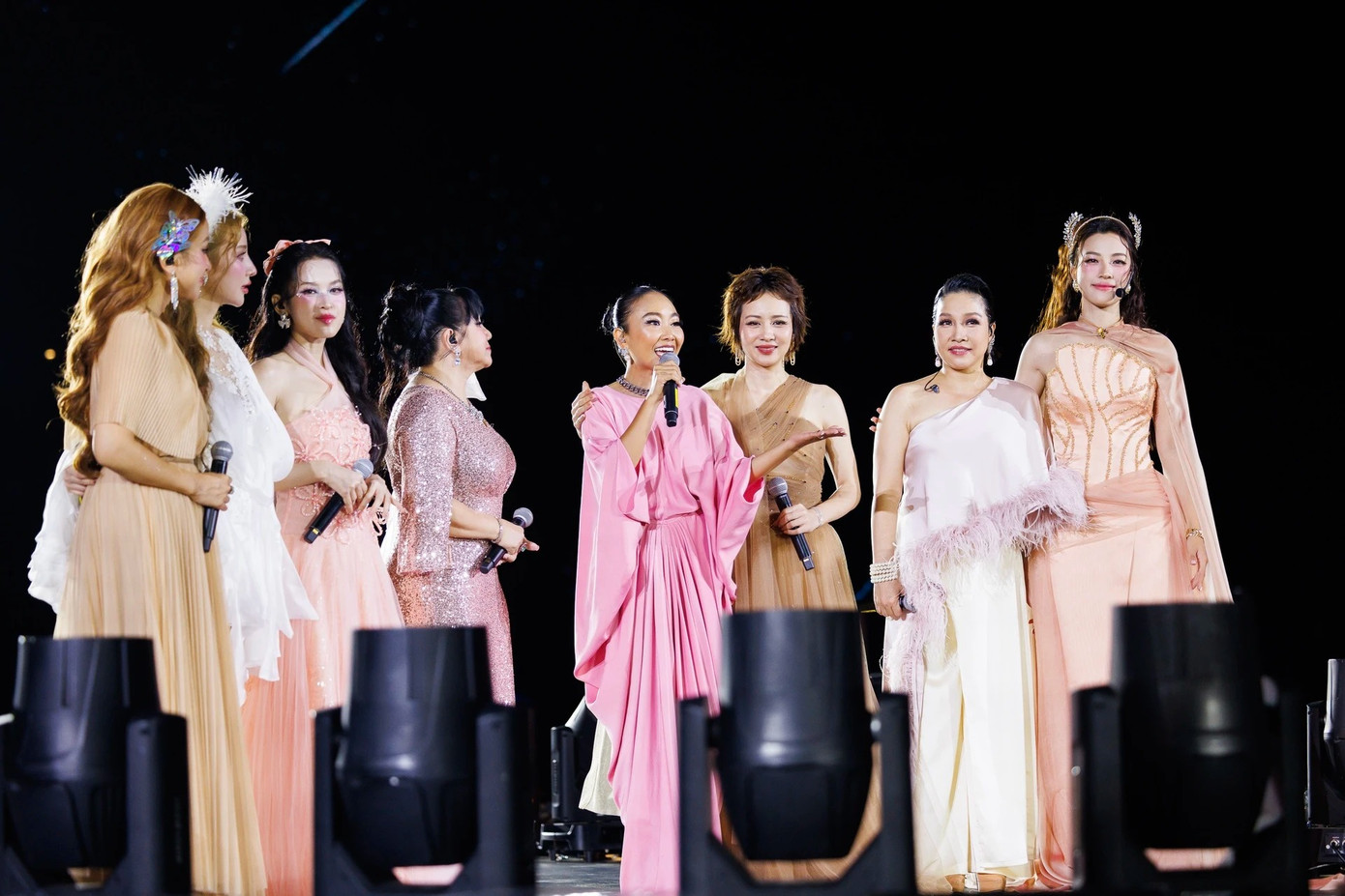 Đêm diễn của 48 nghệ sĩ từ chương trình Chị đẹp thu hút lượng khán giả lớn song mức độ bàn luận vẫn bị phân tán bởi đụng độ đêm diễn của Sơn Tùng M-TP. Theo một số khán giả, concert vẫn có sạn như lỗi micro, lọt tạp âm từ hậu trường, máy quay chưa bắt được khoảnh khắc của nghệ sĩ... Dù vậy với chất lượng của đêm nhạc, không ít fan vẫn chờ đợi chương trình mở tiếp đêm thứ hai ở miền Bắc, tương tự show Anh trai vượt ngàn chông gai.