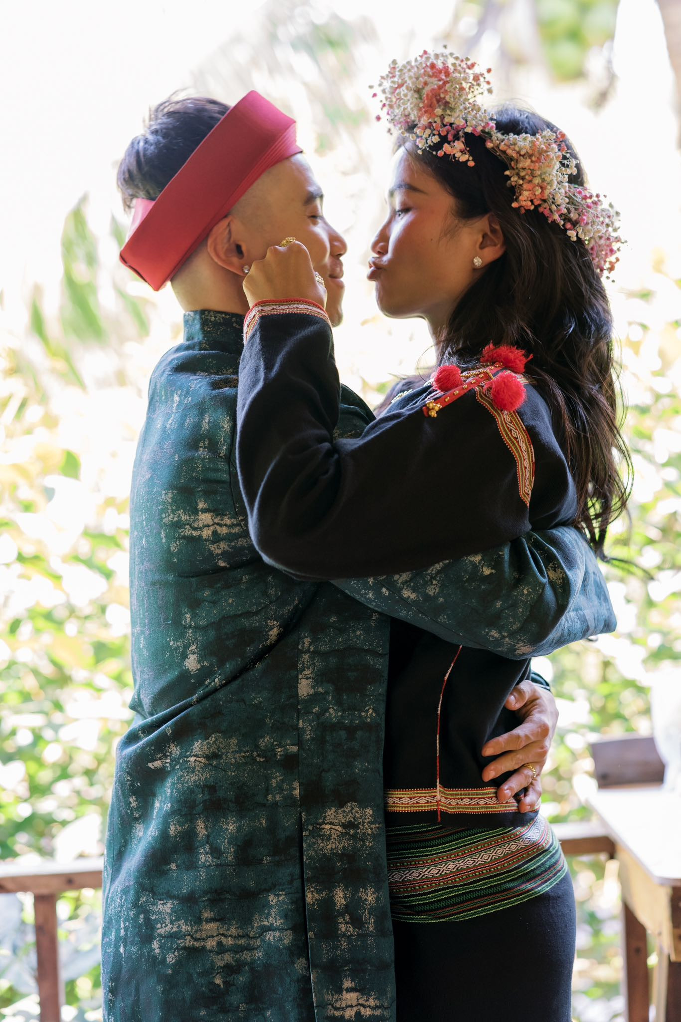 Nhiếp ảnh gia và bạn gái yêu nhau 7 năm, trải qua nhiều sóng gió trước khi về chung nhà. Dịp Valentine, Hoa hậu Hoàn vũ Việt Nam 2017 chia sẻ cô và Tuấn Khôi đã đăng ký kết hôn. Cô cũng cho biết đã chuẩn bị tâm lý làm vợ, học cách nhường nhịn, yêu thương và sẵn sàng làm mẹ.