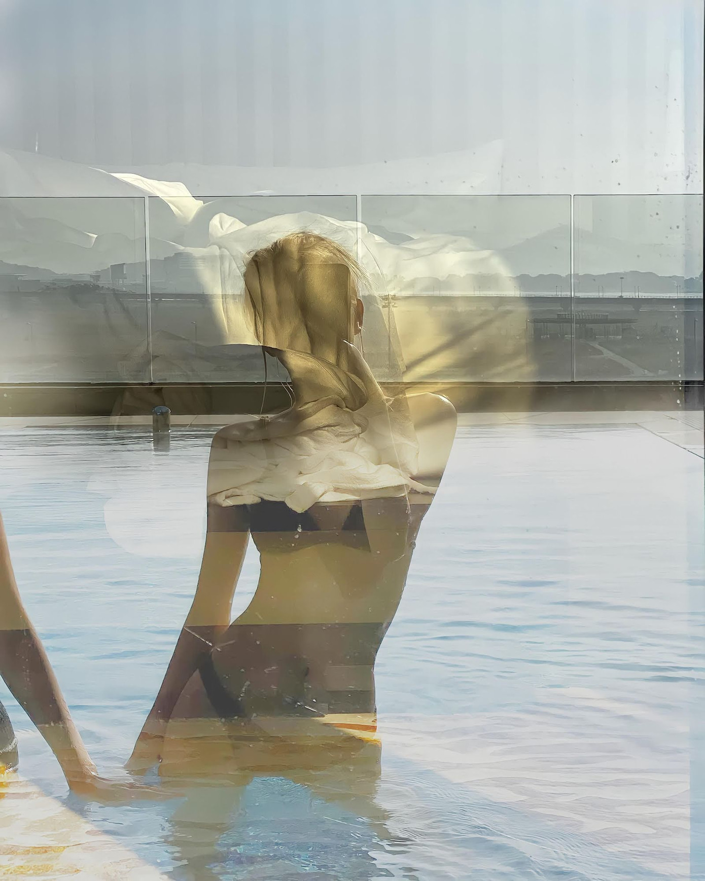 Rosé cũng có sở thích chụp ảnh khoe vóc dáng trước gương. Tuy nhiên, nữ ca sĩ hiếm khi đăng ảnh rõ vóc dáng, phần lớn chỉ thấy hình phản chiếu, lộ thân hình mảnh mai, đồng hồ cát.