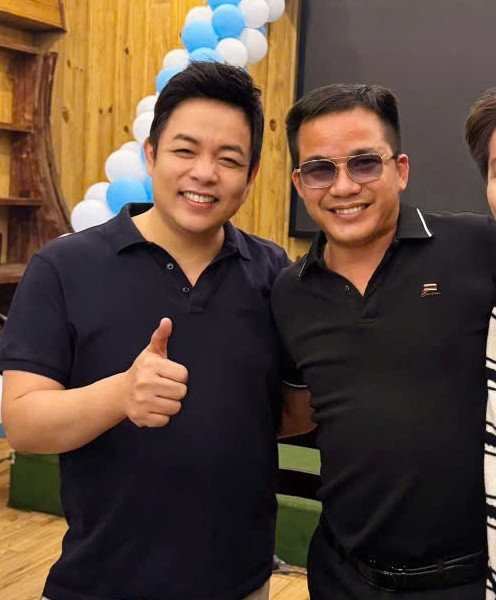 Nhạc sĩ Ngô Huỳnh (đeo kính) được Quang Lê và nhiều nghệ sĩ tìm đến hợp tác, thể hiện ca khúc về cha mẹ.