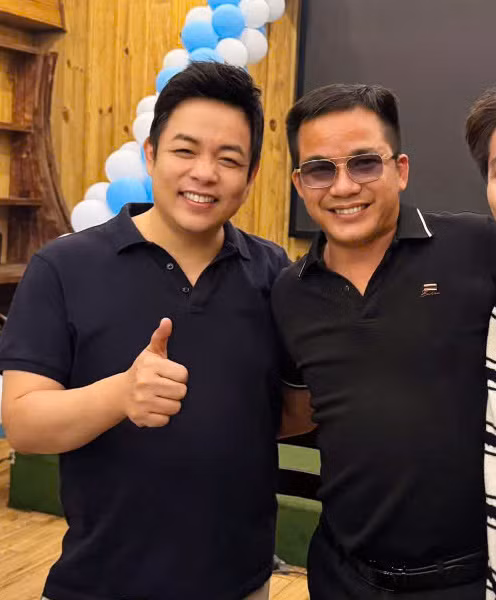 Nhạc sĩ Ngô Huỳnh (đeo kính) được Quang Lê và nhiều nghệ sĩ tìm đến hợp tác, thể hiện ca khúc về cha mẹ.