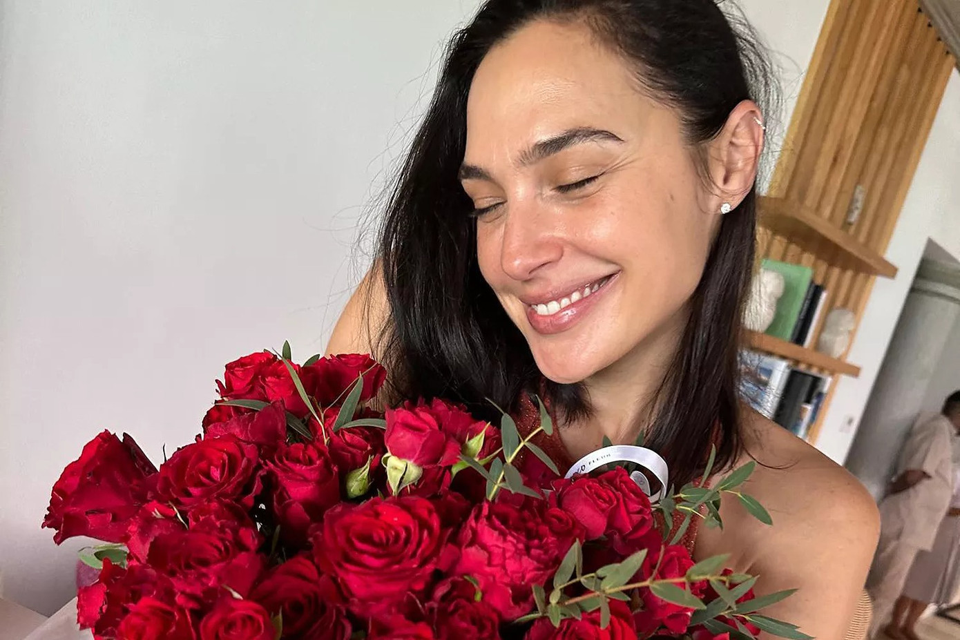 Gal Gadot hiện không ở cùng chồng do bận rộn đóng phim. Dù xa nhau, họ ăn mừng Lễ tình nhân theo cách đặc biệt. &quot;Năm nay chúng ta ăn Valentine theo cách hài hước. Em yêu anh nhiều lắm Jaron Varsano. Anh là người duy nhất của đời em, là tất cả của em&quot;, sao phim Wonder Woman viết.