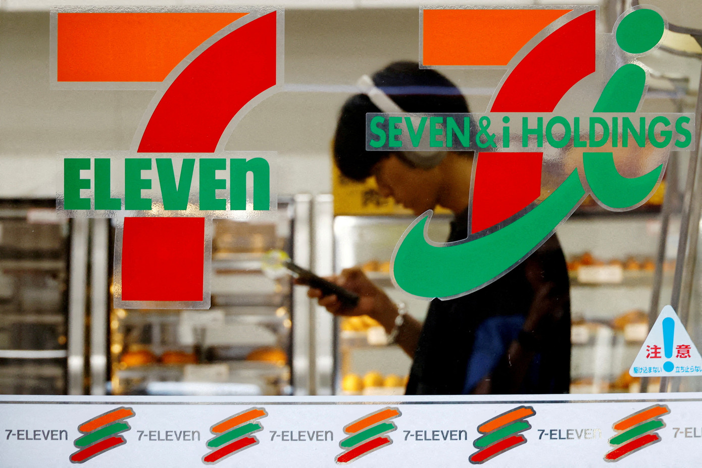 Hình ảnh chụp từ bên ngoài cửa hàng 7-Eleven. Hình ảnh chụp từ bên ngoài cửa hàng 7-Eleven.