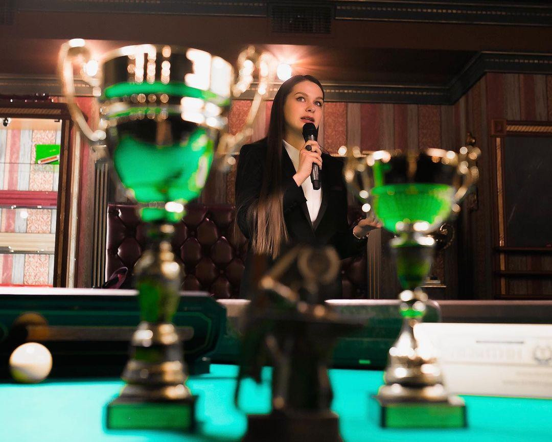 Trước khi trở thành cơ thủ chuyên nghiệp, người đẹp tốt nghiệp Trung học Nghệ thuật và Âm nhạc Kazan. Cô đồng thời là cử nhân đại học chuyên ngành Kinh doanh. Ngoài ra, người đẹp sinh năm 1985 có năng khiếu âm nhạc, biết chơi nhiều loại nhạc cụ như guitar, piano. Trên trang cá nhân, Luppova thường đăng video thể hiện tài năng gửi đến người hâm mộ.