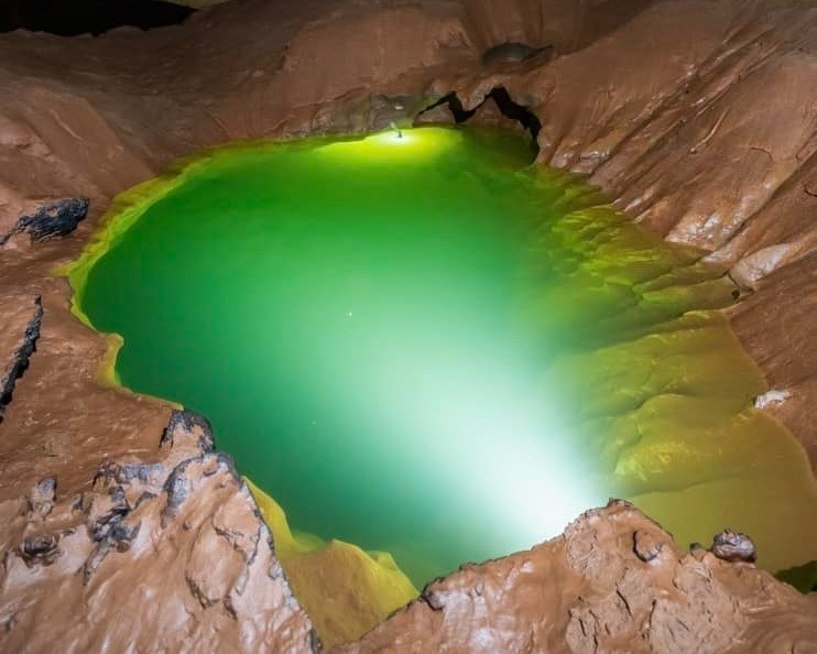 Hồ có màu nước xanh, nhiệt độ khoảng 16 độ C.