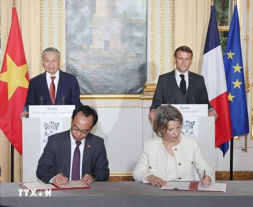 Thứ trưởng Bộ Giáo dục và Đào tạo Hoàng Minh Sơn và Bộ trưởng Giáo dục Quốc gia Pháp Anne Genetet ký Thỏa thuận hợp tác về giáo dục giữa Chính phủ hai nước. (Ảnh: Trí Dũng/TTXVN).