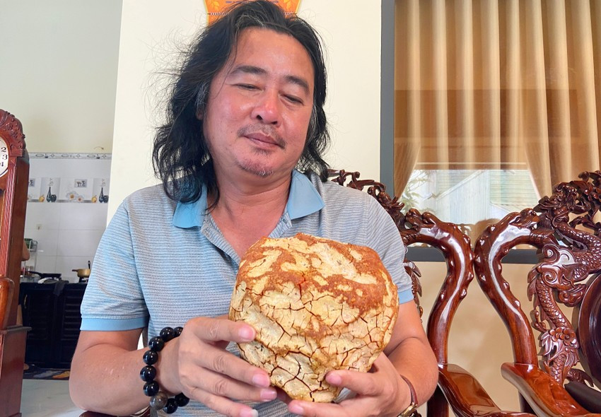 Ông Đào Minh Trí sở hữu khối đá lạ có mùi thơm. Ông Đào Minh Trí sở hữu khối đá lạ có mùi thơm.