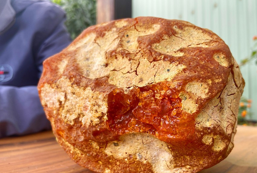 Ông Trí cho biết, nhiều người nói đây là khối hổ phách đặc biệt. Ông Trí cho biết, nhiều người nói đây là khối hổ phách đặc biệt.