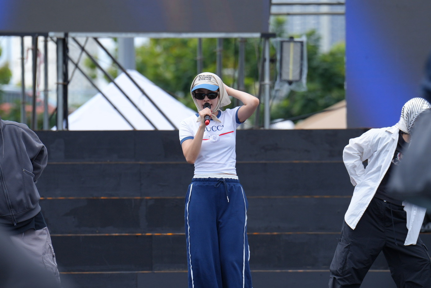 Chi Pu đội nắng tổng duyệt cho chương trình GAMA. Chi Pu đội nắng tổng duyệt cho chương trình GAMA.