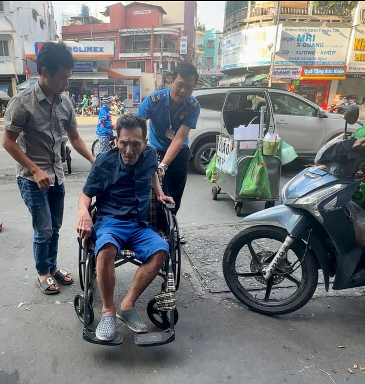 Bác sĩ chẩn đoán nghệ sĩ Thương Tín có nguy cơ tàn tật nếu không phẫu thuật. Bác sĩ chẩn đoán nghệ sĩ Thương Tín có nguy cơ tàn tật nếu không phẫu thuật.