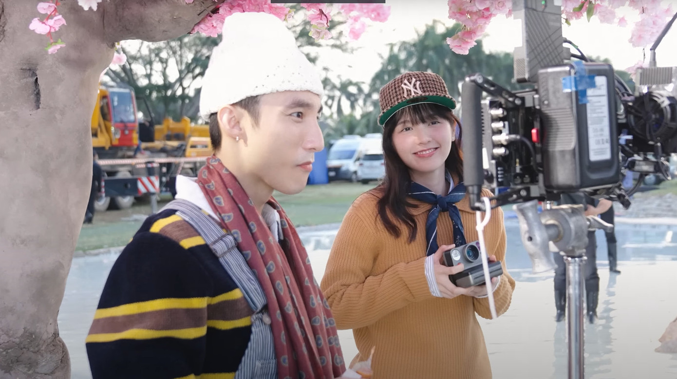 Hải Tú và Sơn Tùng M-TP ở hậu trường MV Chúng ta của tương lai. Hải Tú và Sơn Tùng M-TP ở hậu trường MV Chúng ta của tương lai.