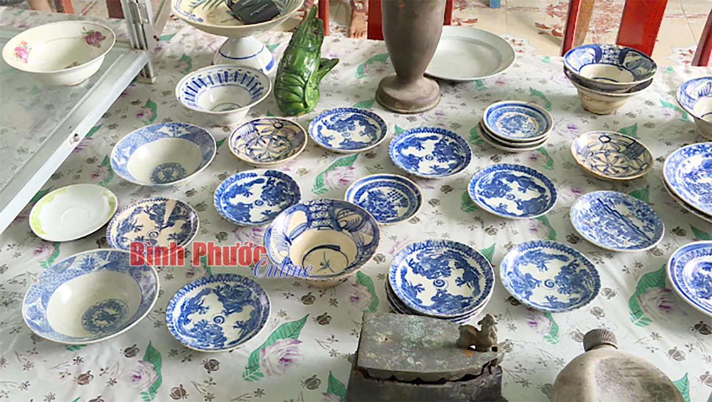 Những món đồ cổ bày trong nhà của bà Hồ Thị Hồng. Ảnh: Như Nam.